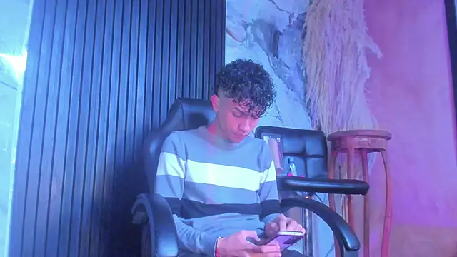 Snapshot of milo_crave chatting on 10.03.25 milo crave online show from 10.03.25