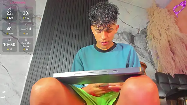 Snapshot of milo_crave chatting on 10.04.25 milo crave online show from 10.04.25