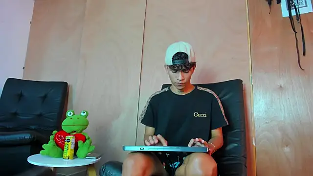 Snapshot of milo_crave chatting on 10.06.25 milo crave online show from 10.06.25