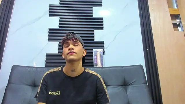 Snapshot of milo_crave chatting on 10.07.25 milo crave online show from 10.07.25