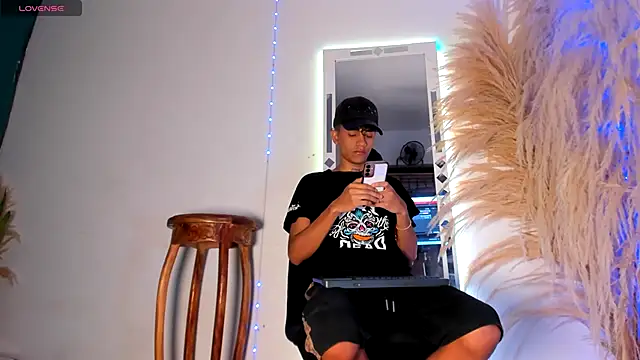 Snapshot of milo_crave chatting on 10.08.25 milo crave online show from 10.08.25