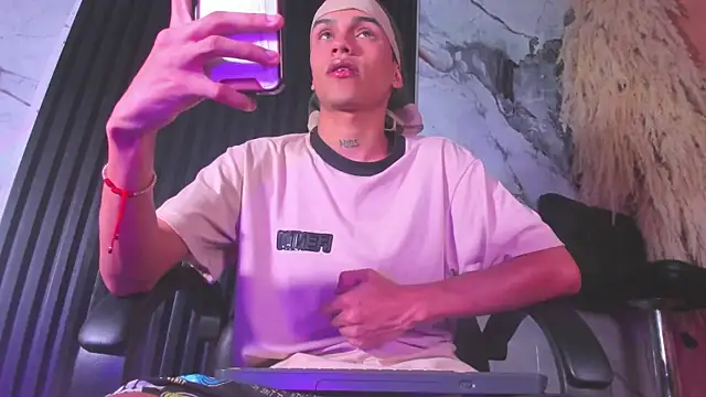 Snapshot of milo_crave chatting on 10.27.25 milo crave online show from 10.27.25