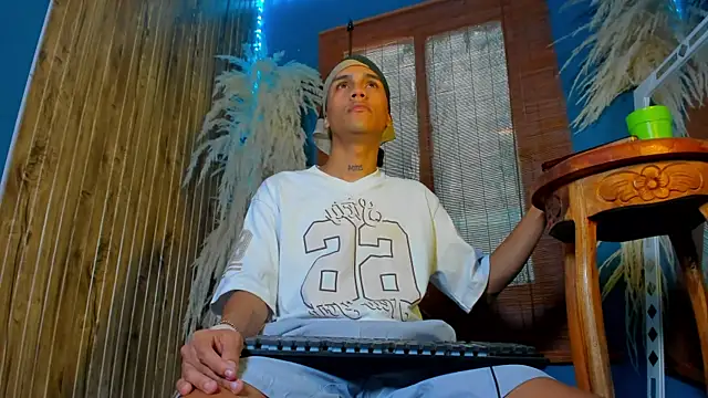 Snapshot of milo_crave chatting on 10.29.25 milo crave online show from 10.29.25