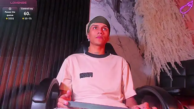 Snapshot of milo_crave chatting on 10.30.25 milo crave online show from 10.30.25