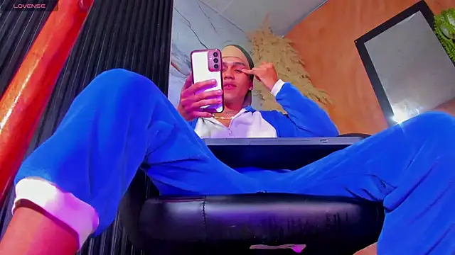 Snapshot of milo_crave chatting on 10.31.25 milo crave online show from 10.31.25