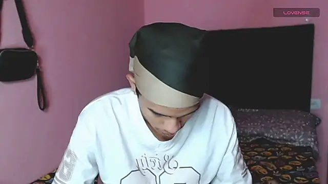 Snapshot of milo_crave chatting on 11.13.25 milo crave online show from 11.13.25