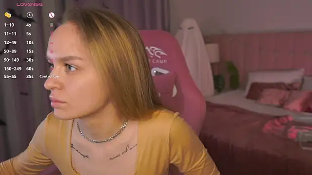 Snapshot of KathyRossi chatting on 10.19.25 KathyRossi online show from 10.19.25