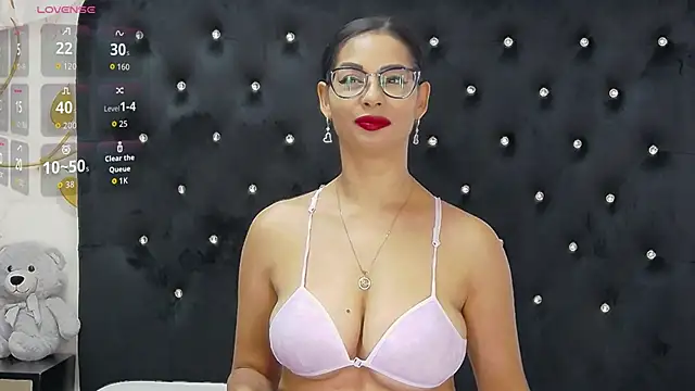 Snapshot of MiaRyder chatting on 10.27.25 MiaRyder online show from 10.27.25