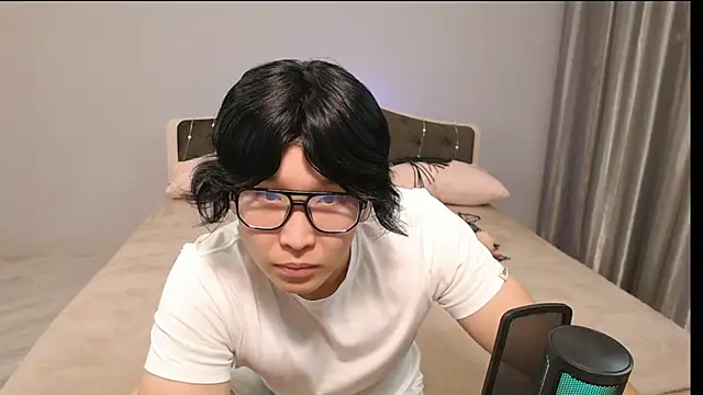 Snapshot of KaiChicken chatting on 10.08.25 KaiChicken online show from 10.08.25