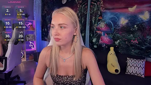 Snapshot of TessaGrays chatting on 10.09.25 TessaGrays online show from 10.09.25