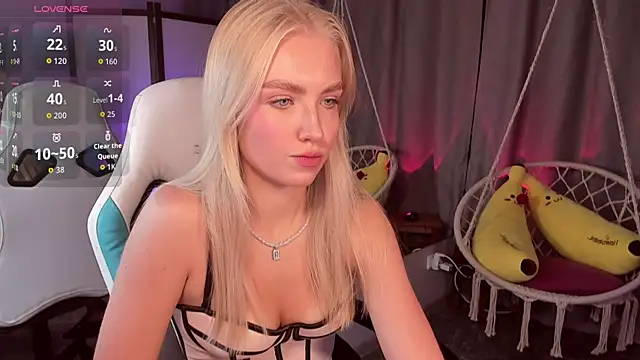 Snapshot of TessaGrays chatting on 10.15.25 TessaGrays online show from 10.15.25