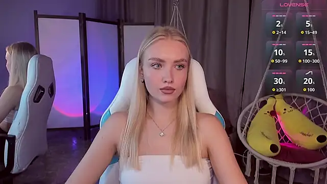 Snapshot of TessaGrays chatting on 10.21.25 TessaGrays online show from 10.21.25