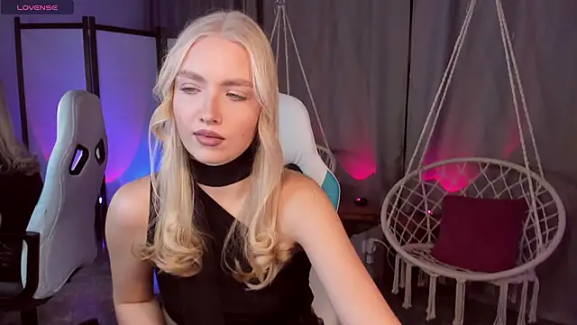 Snapshot of TessaGrays chatting on 11.16.25 TessaGrays online show from 11.16.25