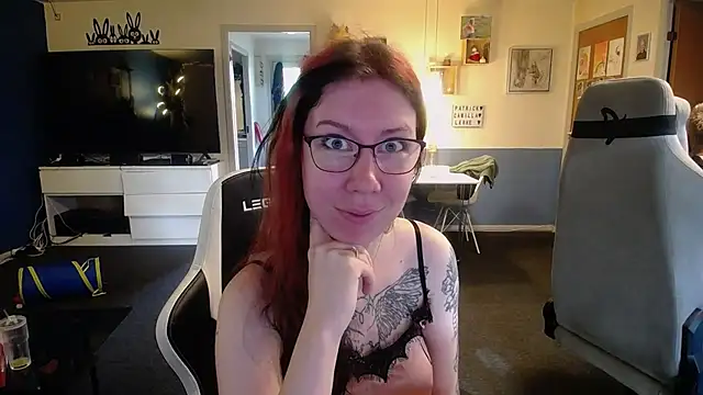 Snapshot of TattooedGirls chatting on 10.31.25 TattooedGirls online show from 10.31.25