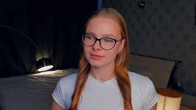 Snapshot of LibbyVenzeio chatting on 10.18.25 LibbyVenzeio online show from 10.18.25