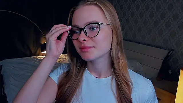 Snapshot of LibbyVenzeio chatting on 10.23.25 LibbyVenzeio online show from 10.23.25