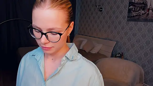 Snapshot of LibbyVenzeio chatting on 11.08.25 LibbyVenzeio online show from 11.08.25