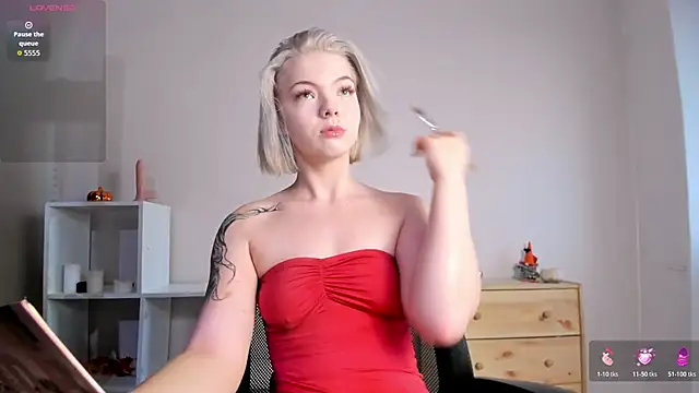 Snapshot of MelinMonro chatting on 11.04.25 MelinMonro online show from 11.04.25