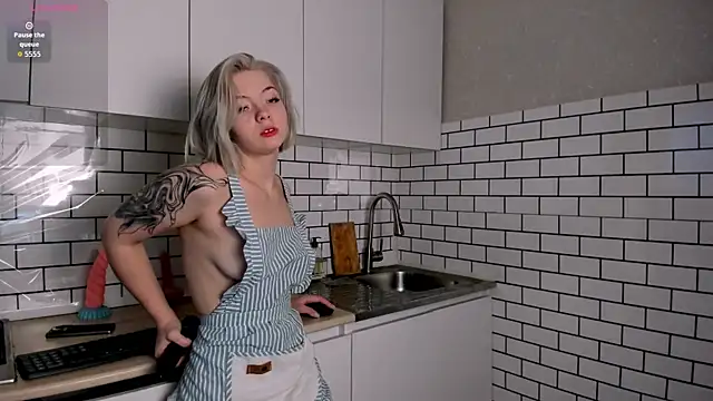 Snapshot of MelinMonro chatting on 11.06.25 MelinMonro online show from 11.06.25