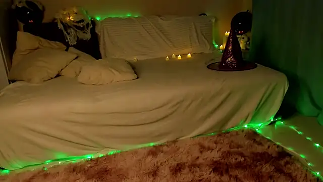 Snapshot of 12aminparis chatting on 10.31.25 12aminparis online show from 10.31.25