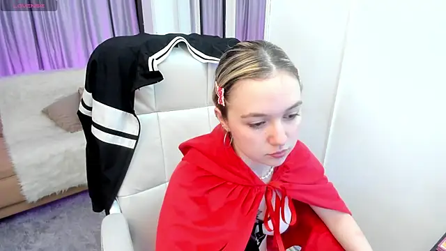 Snapshot of Lucia_Copper chatting on 10.31.25 Lucia Copper online show from 10.31.25