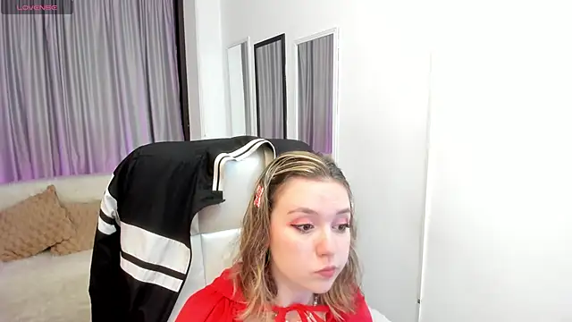 Snapshot of Lucia_Copper chatting on 11.01.25 Lucia Copper online show from 11.01.25