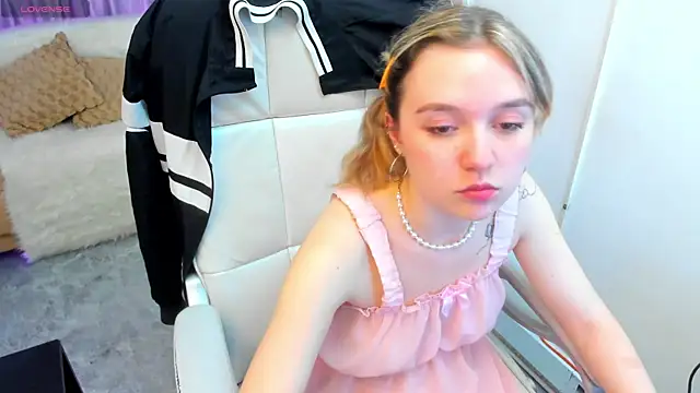 Snapshot of Lucia_Copper chatting on 11.01.25 Lucia Copper online show from 11.01.25