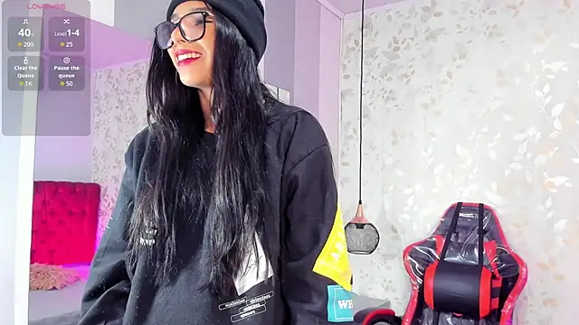 Snapshot of Luciaoregon chatting on 10.14.25 Luciaoregon online show from 10.14.25