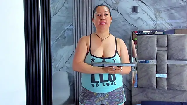 Snapshot of Marianasmitt chatting on 10.12.25 Marianasmitt online show from 10.12.25