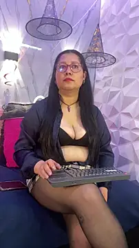 Snapshot of Marianasmitt chatting on 10.31.25 Marianasmitt online show from 10.31.25