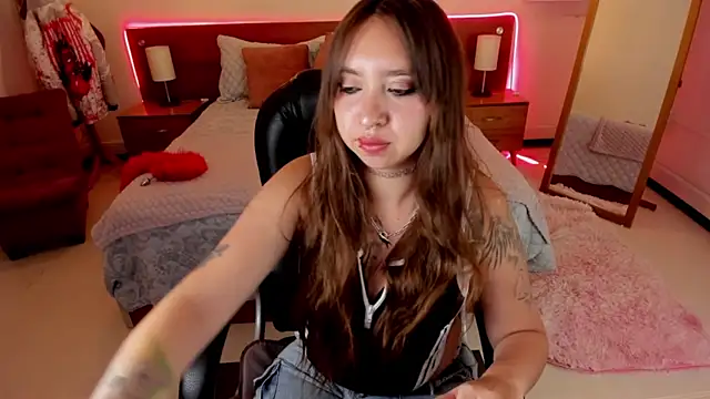 Snapshot of Scarlett__Cooper__ chatting on 10.18.25 Scarlett Cooper online show from 10.18.25