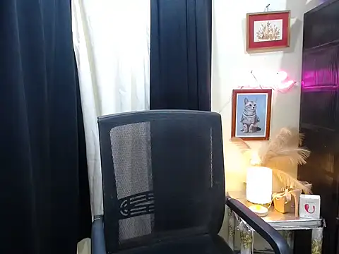 Snapshot of Kylaanne chatting on 11.11.25 Kylaanne online show from 11.11.25