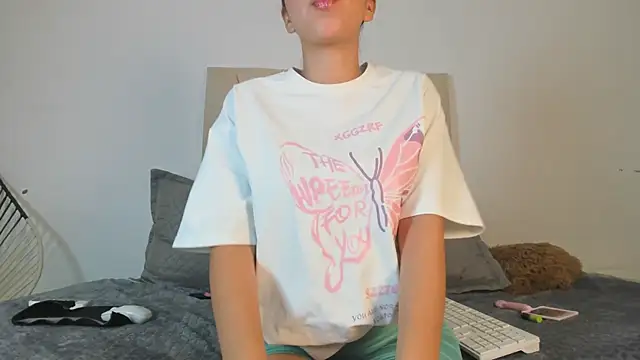 Snapshot of Ainoa_Pink chatting on 11.04.25 Ainoa Pink online show from 11.04.25