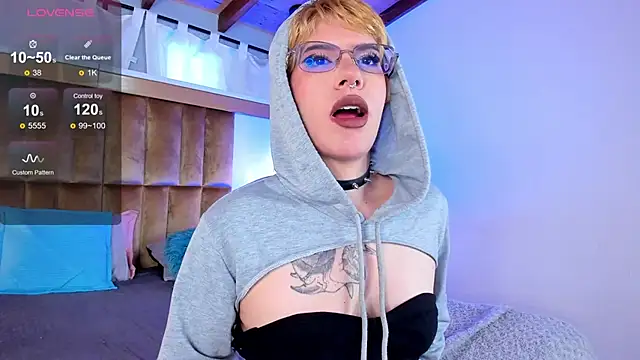 Snapshot of SamyShark chatting on 10.08.25 SamyShark online show from 10.08.25