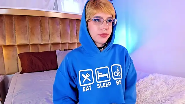 Snapshot of SamyShark chatting on 10.10.25 SamyShark online show from 10.10.25