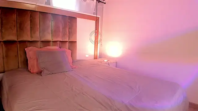 Snapshot of SamyShark chatting on 10.17.25 SamyShark online show from 10.17.25