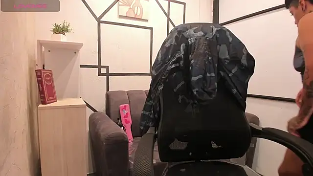 Snapshot of JoaoAndLexy chatting on 10.04.25 JoaoAndLexy online show from 10.04.25