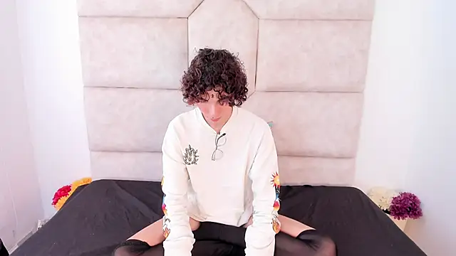 Snapshot of Scaarlett_22_ chatting on 10.19.25 Scaarlett 22 online show from 10.19.25