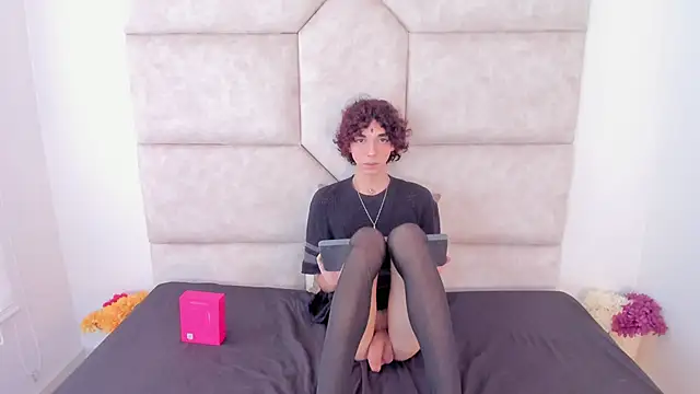 Snapshot of Scaarlett_22_ chatting on 10.30.25 Scaarlett 22 online show from 10.30.25