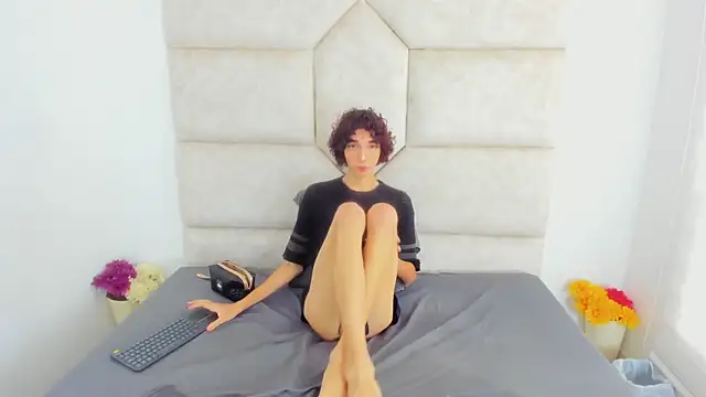 Snapshot of Scaarlett_22_ chatting on 11.14.25 Scaarlett 22 online show from 11.14.25