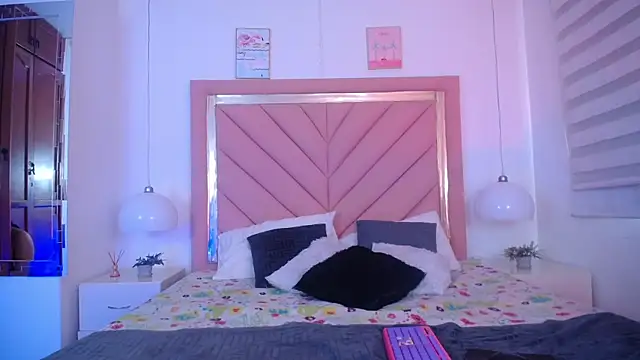 Snapshot of Amara_Martell chatting on 10.14.25 Amara Martell online show from 10.14.25