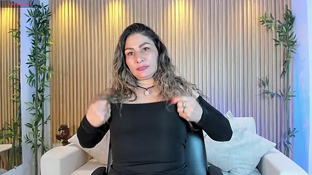 Snapshot of VenusCooper chatting on 11.01.25 VenusCooper online show from 11.01.25