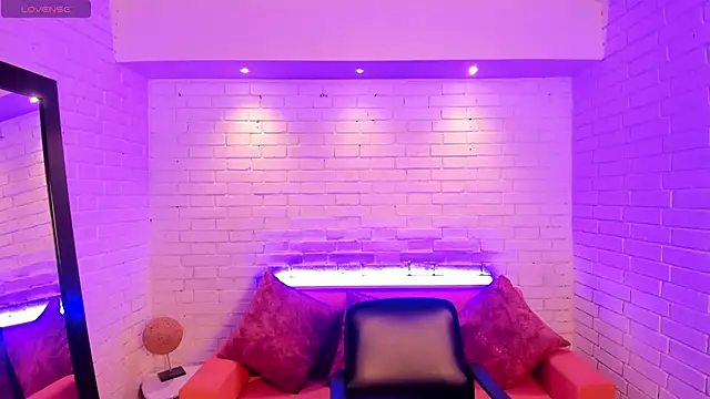 Snapshot of VenusCooper chatting on 11.04.25 VenusCooper online show from 11.04.25