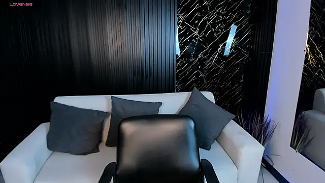 Snapshot of VenusCooper chatting on 11.08.25 VenusCooper online show from 11.08.25