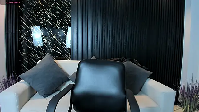 Snapshot of VenusCooper chatting on 11.10.25 VenusCooper online show from 11.10.25