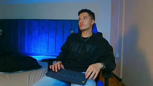 EthanConnor  online show from 10.04.25