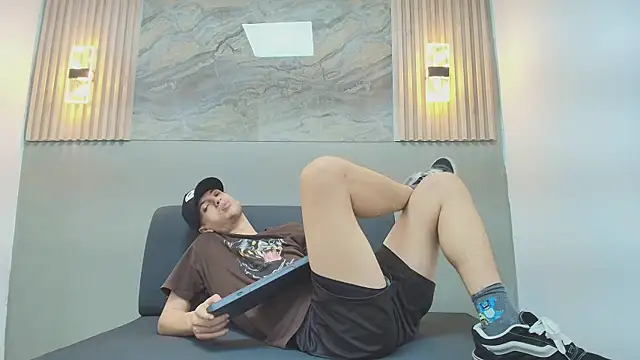 Snapshot of ISRAEL_GRAY chatting on 10.05.25 ISRAEL GRAY online show from 10.05.25