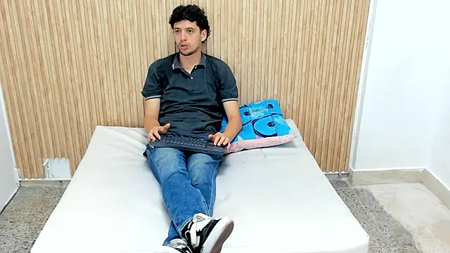 Snapshot of ISRAEL_GRAY chatting on 10.18.25 ISRAEL GRAY online show from 10.18.25