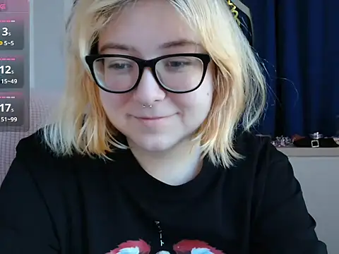 Snapshot of LolaWEI chatting on 10.12.25 LolaWEI online show from 10.12.25