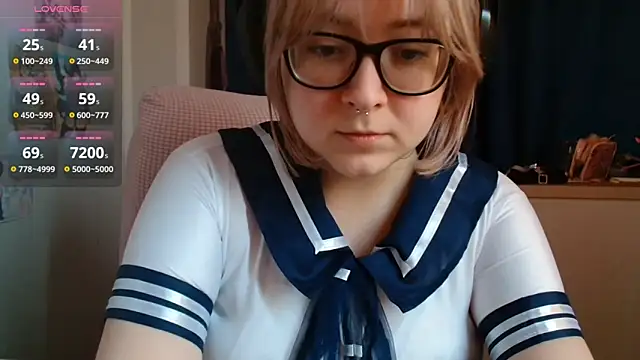 Snapshot of LolaWEI chatting on 10.15.25 LolaWEI online show from 10.15.25